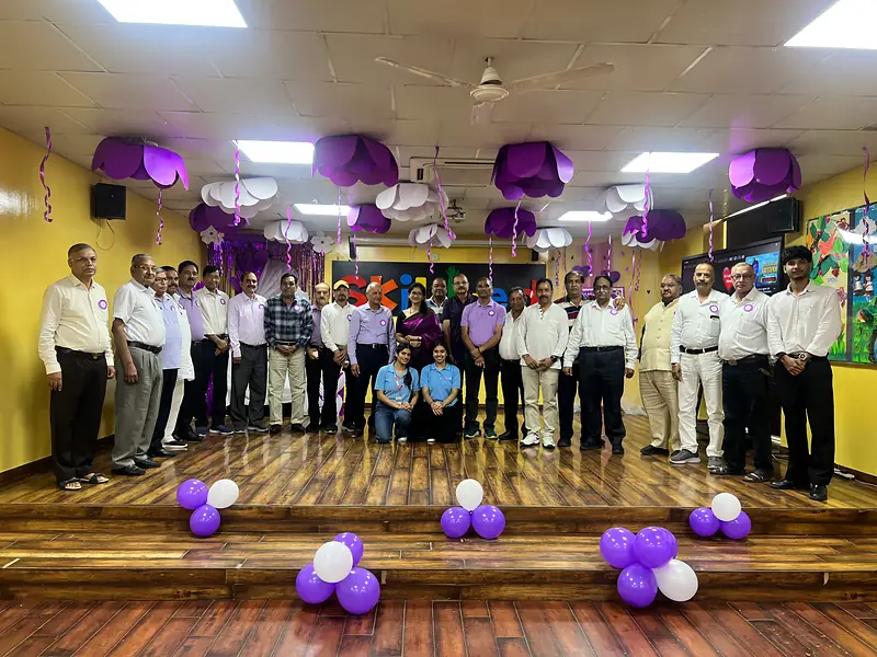 The grandfathers with teachers and children in the group photo